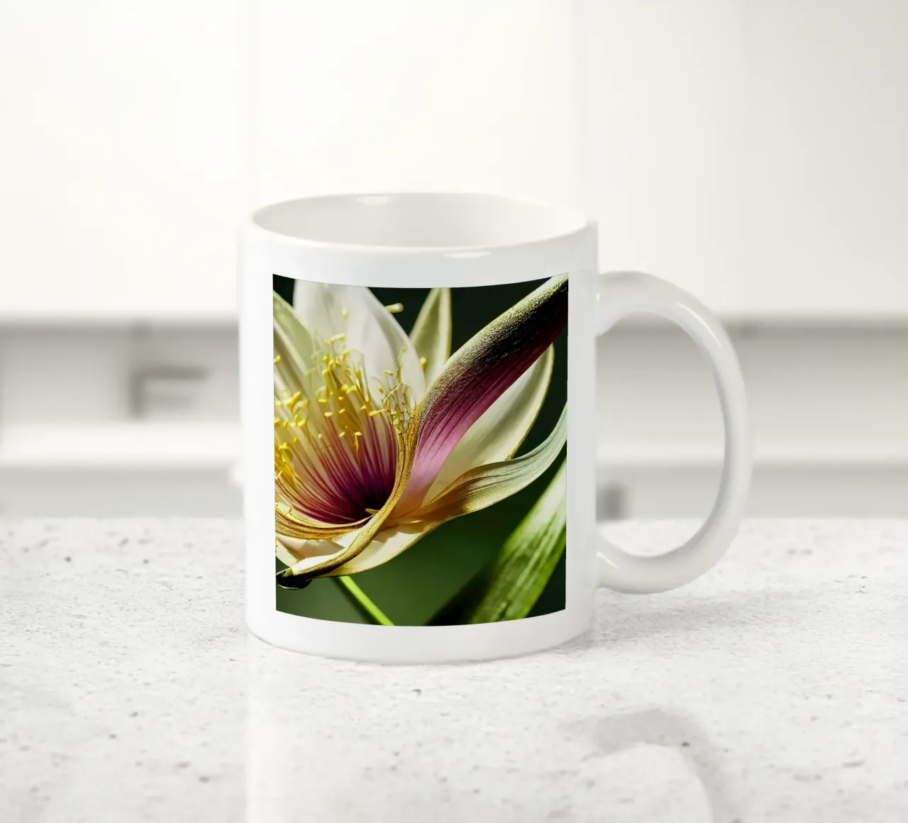Makro Monsunlilie Blume Keramik Tasse von Bold Blooms