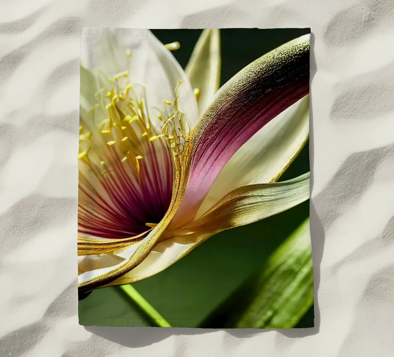 Macro fiore di giglio monsonico telo mare da Bold Blooms