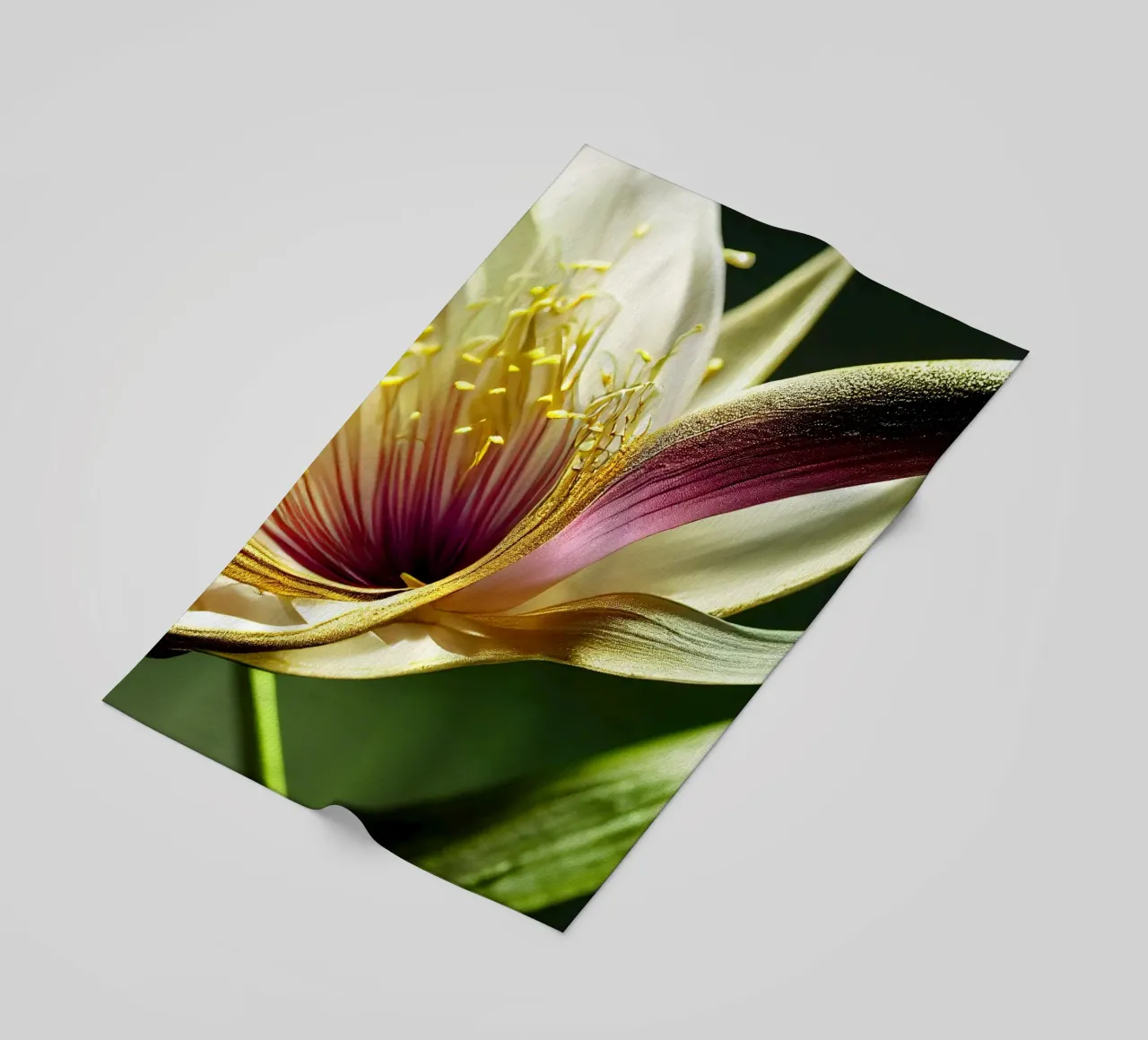 Macro fiore di giglio monsonico telo mare da Bold Blooms