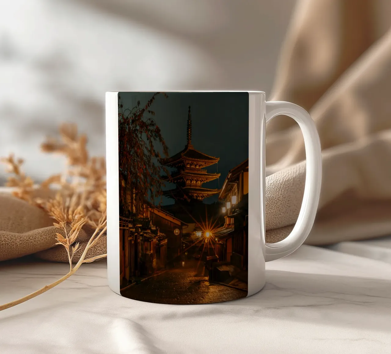 Pagoda di Kyoto di notte, Giappone tazza in ceramica da Marcel Bisig