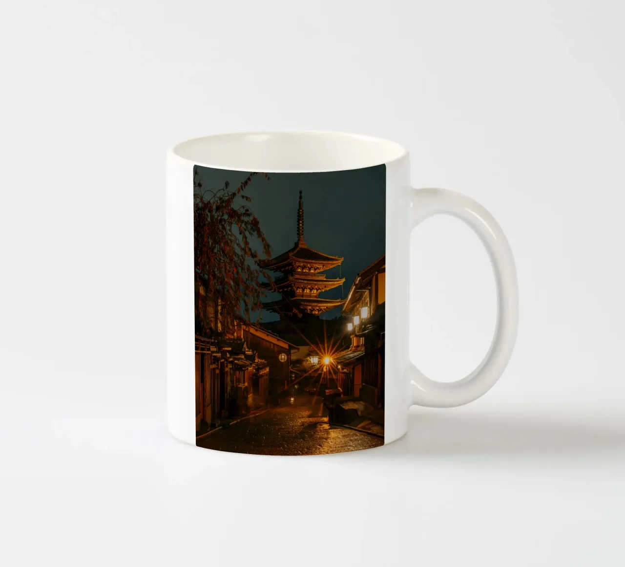 Pagoda di Kyoto di notte, Giappone tazza in ceramica da Marcel Bisig