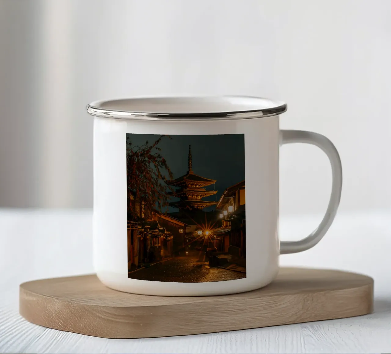 Pagoda di Kyoto di notte, Giappone tazza in smalto da Marcel Bisig