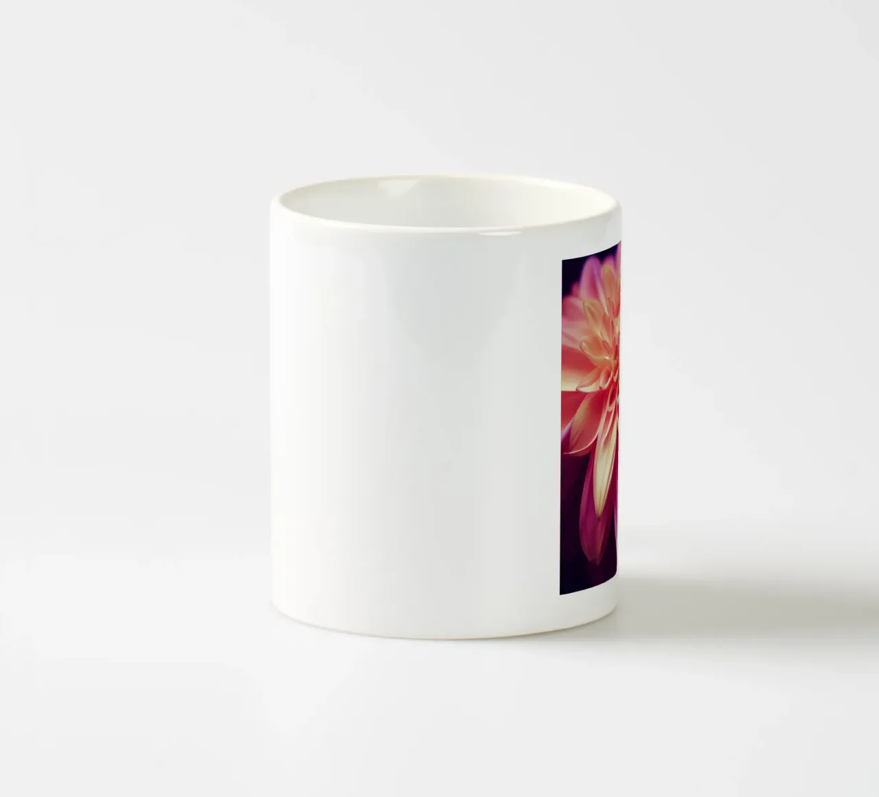 Macro Orange & Pink Dahlia Flower tazza in ceramica da Bold Blooms
