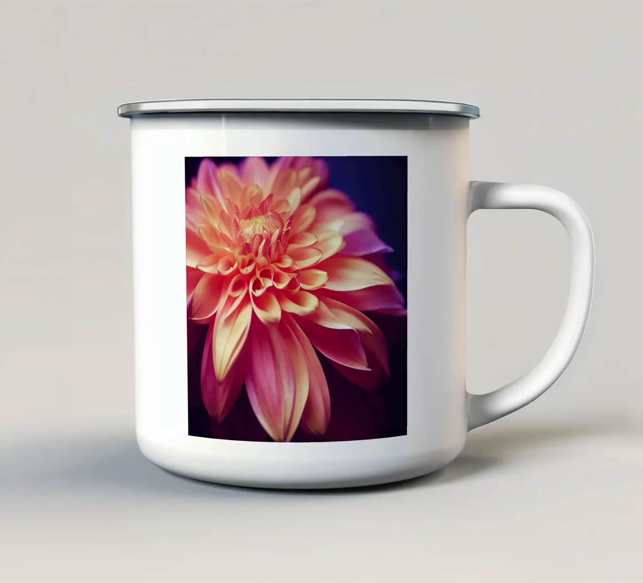 Macro Orange & Pink Dahlia Flower tazza in smalto da Bold Blooms