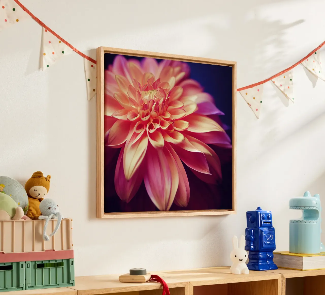 Macro oranje en roze dahlia bloem canvas van Bold Blooms