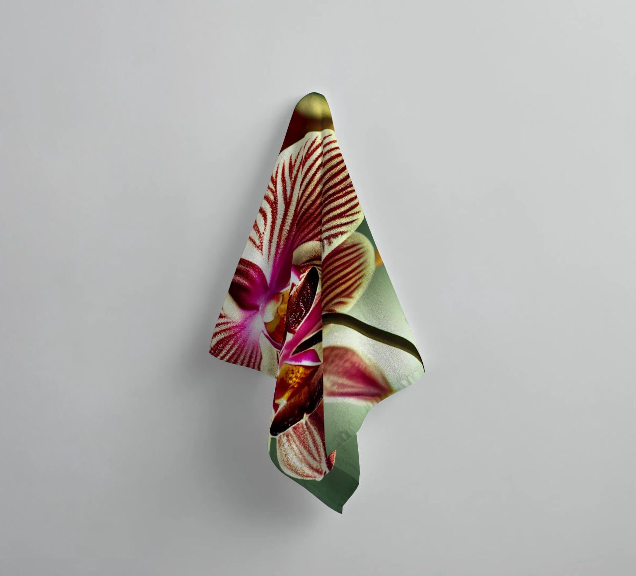 Macro fiore di orchidea asciugamano da bagno da Bold Blooms
