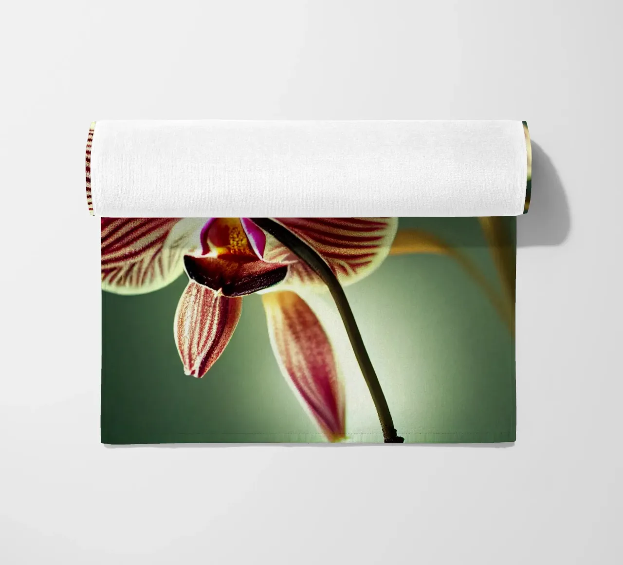 Macro orchidee bloem strandhanddoek van Bold Blooms