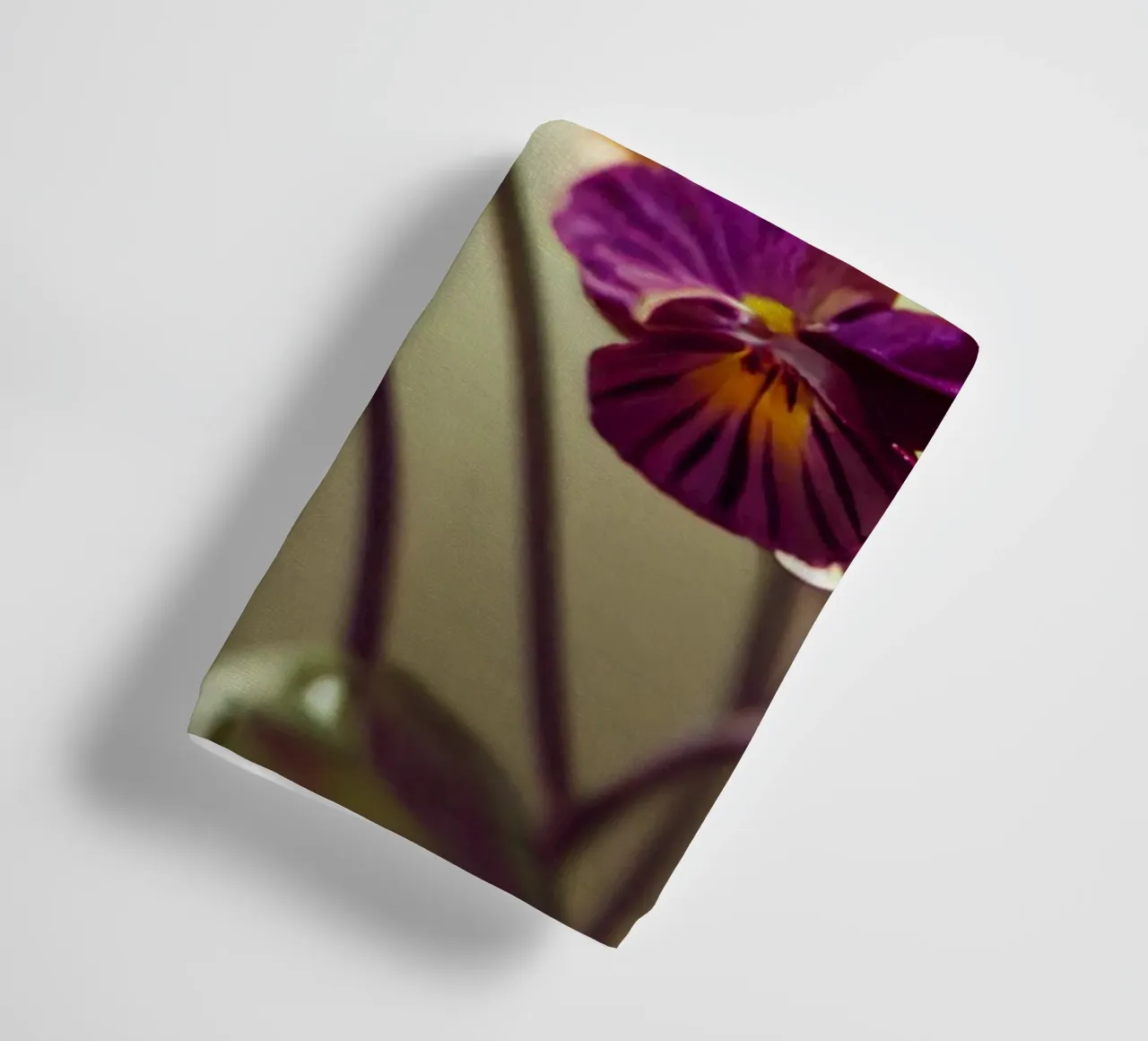 Macro viooltjesbloem badhanddoek van Bold Blooms