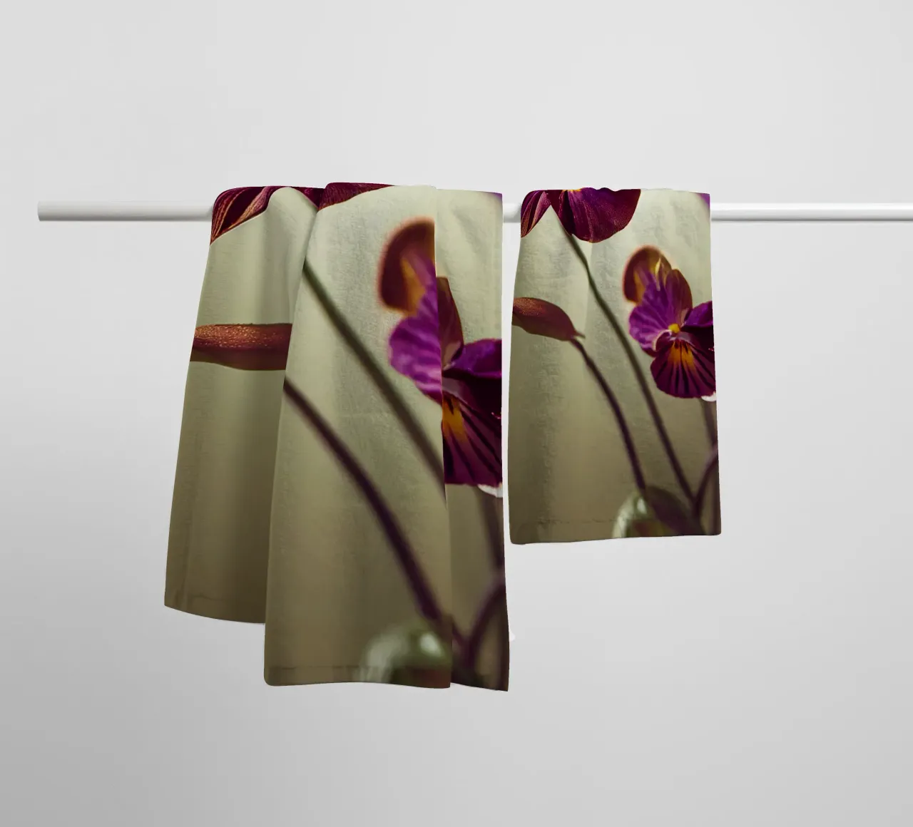 Macro viooltjesbloem badhanddoek van Bold Blooms
