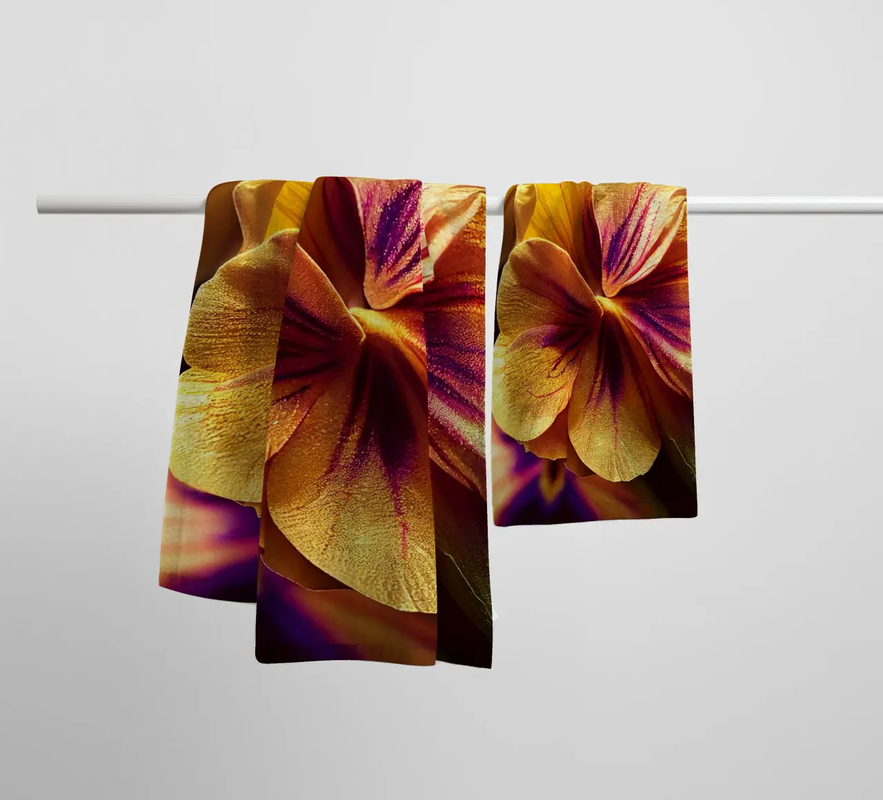 Macro viooltjesbloem badhanddoek van Bold Blooms