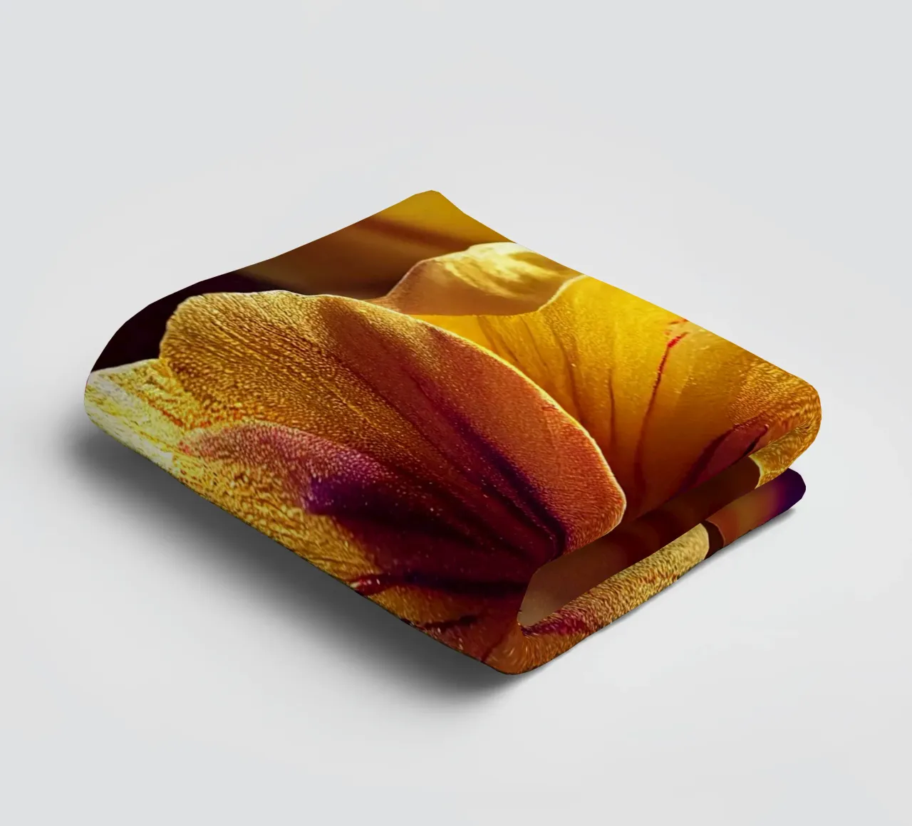 Macro viooltjesbloem badhanddoek van Bold Blooms