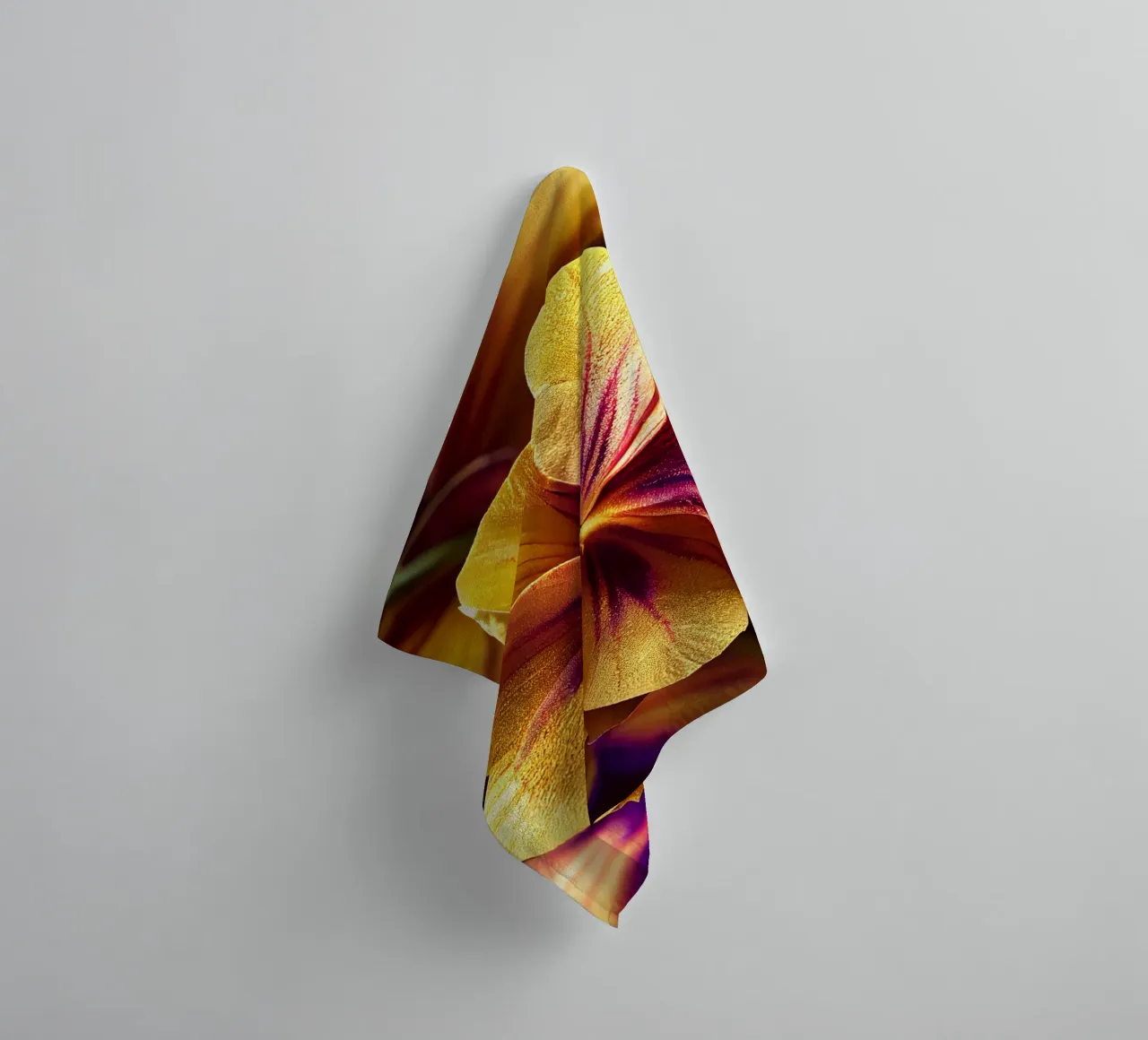 Macro viooltjesbloem badhanddoek van Bold Blooms