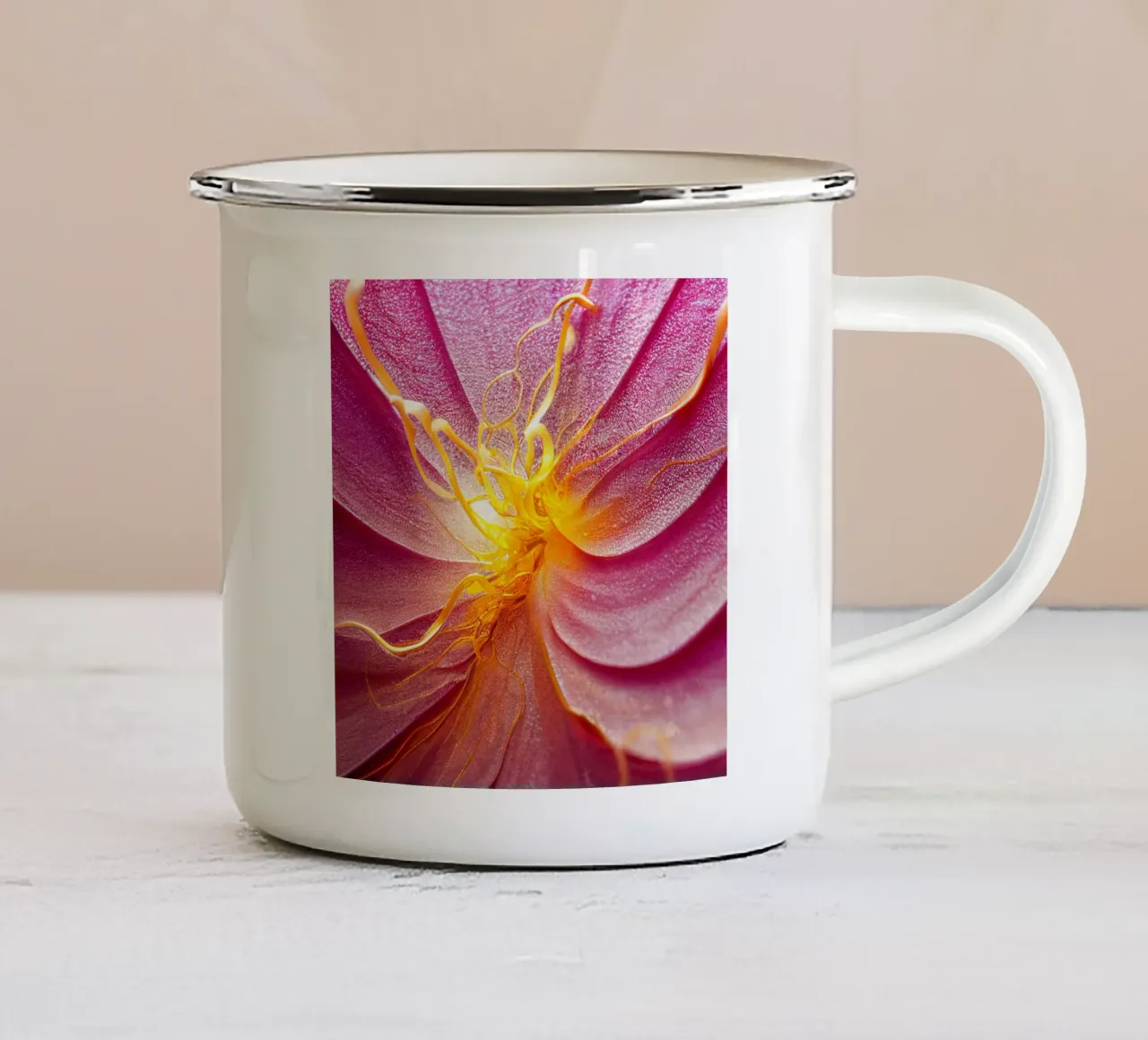 Macro fiore di pervinca tazza in smalto da Bold Blooms