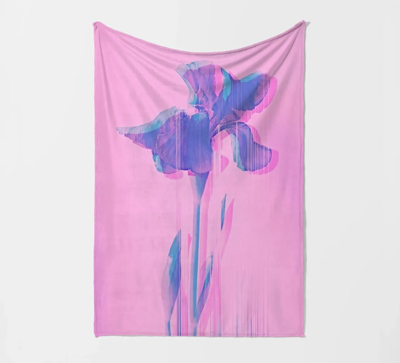 Glitcherd Iris on Pink coperta in pile da cafelab