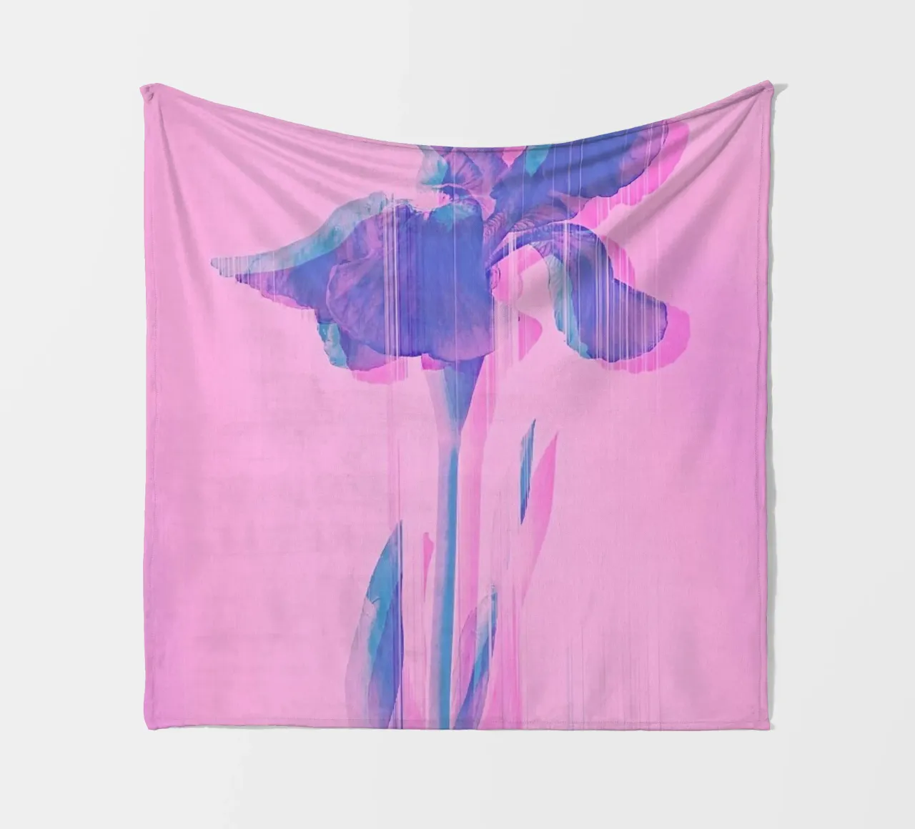 Glitcherd Iris on Pink coperta in pile da cafelab