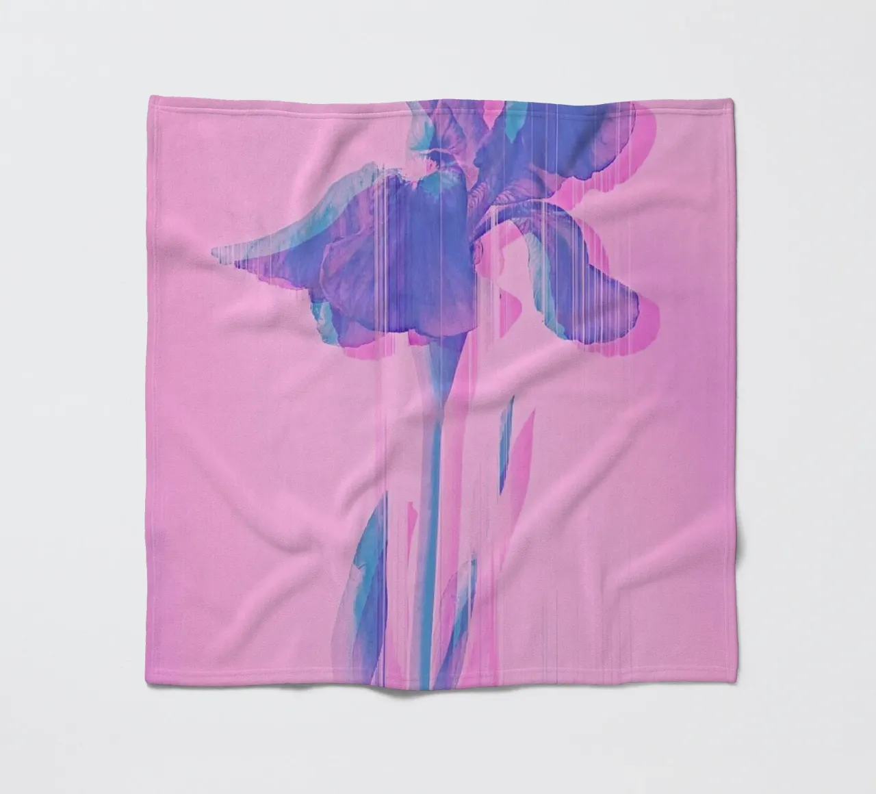Glitcherd Iris on Pink coperta in pile da cafelab