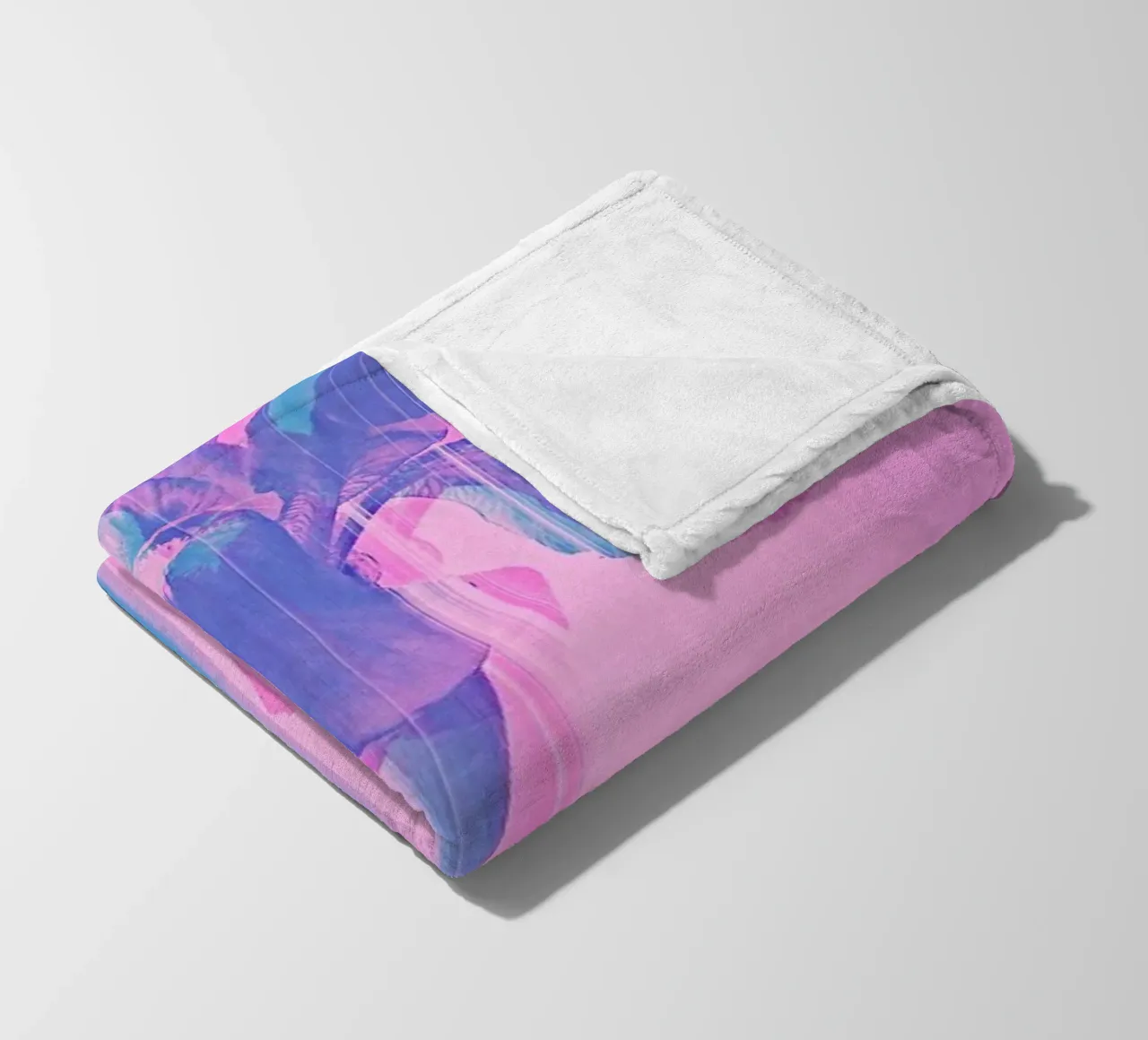 Glitcherd Iris on Pink coperta in pile da cafelab
