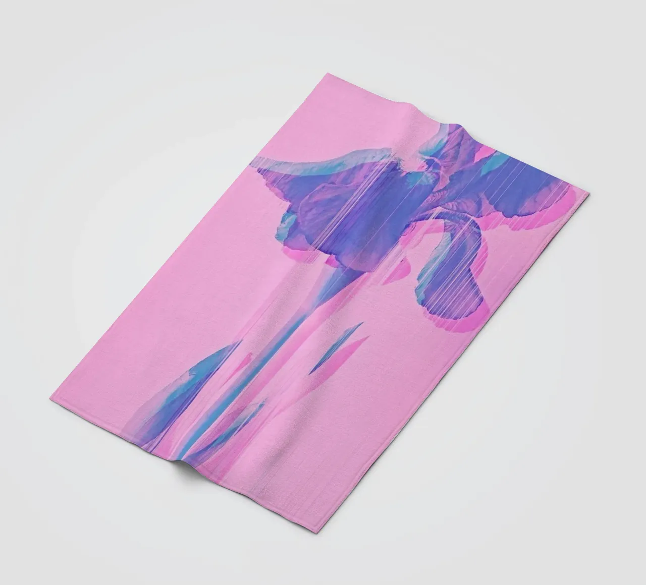 Glitcherd Iris on Pink coperta in pile da cafelab