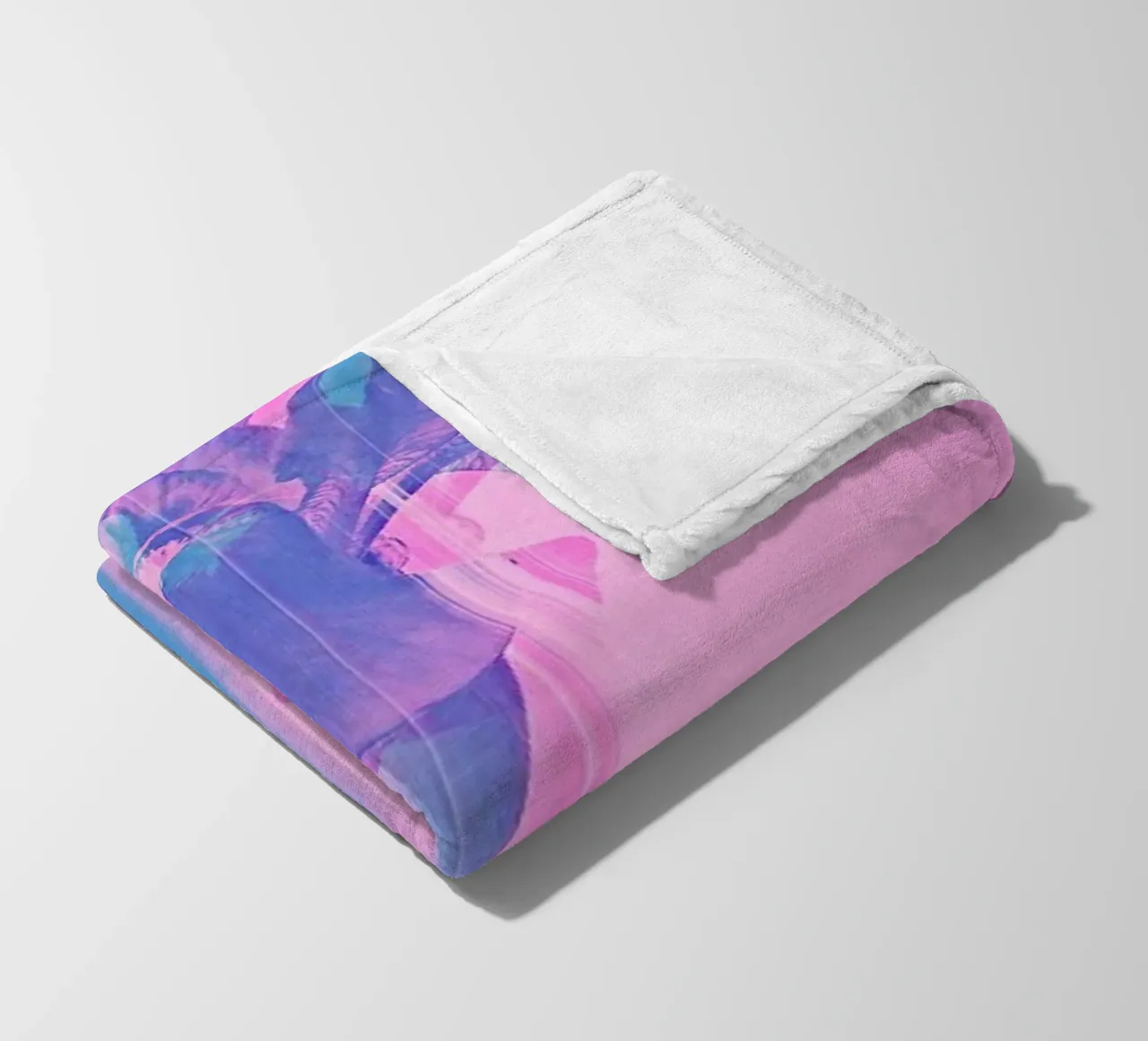 Glitcherd Iris on Pink coperta in pile da cafelab