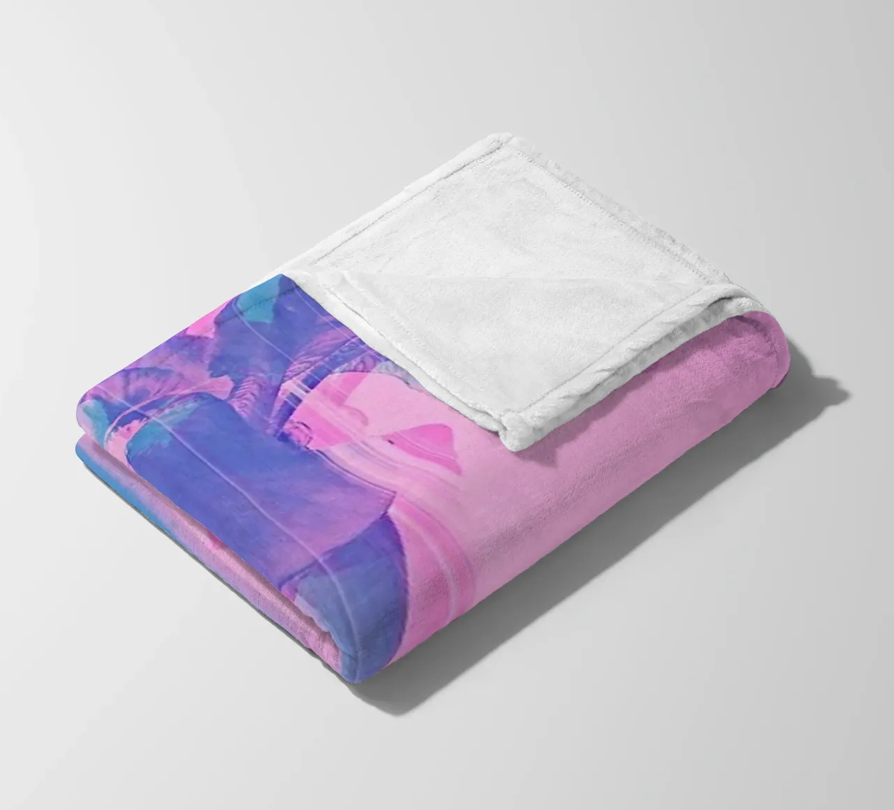 Glitcherd Iris on Pink coperta in pile da cafelab