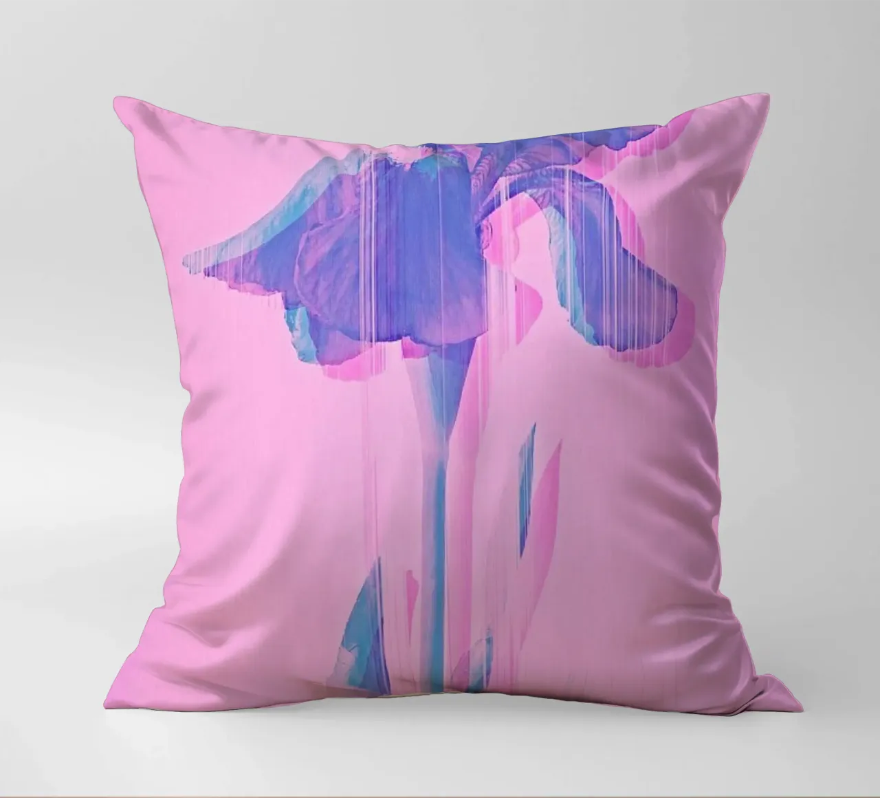 Glitcherd Iris on Pink cuscino da cafelab