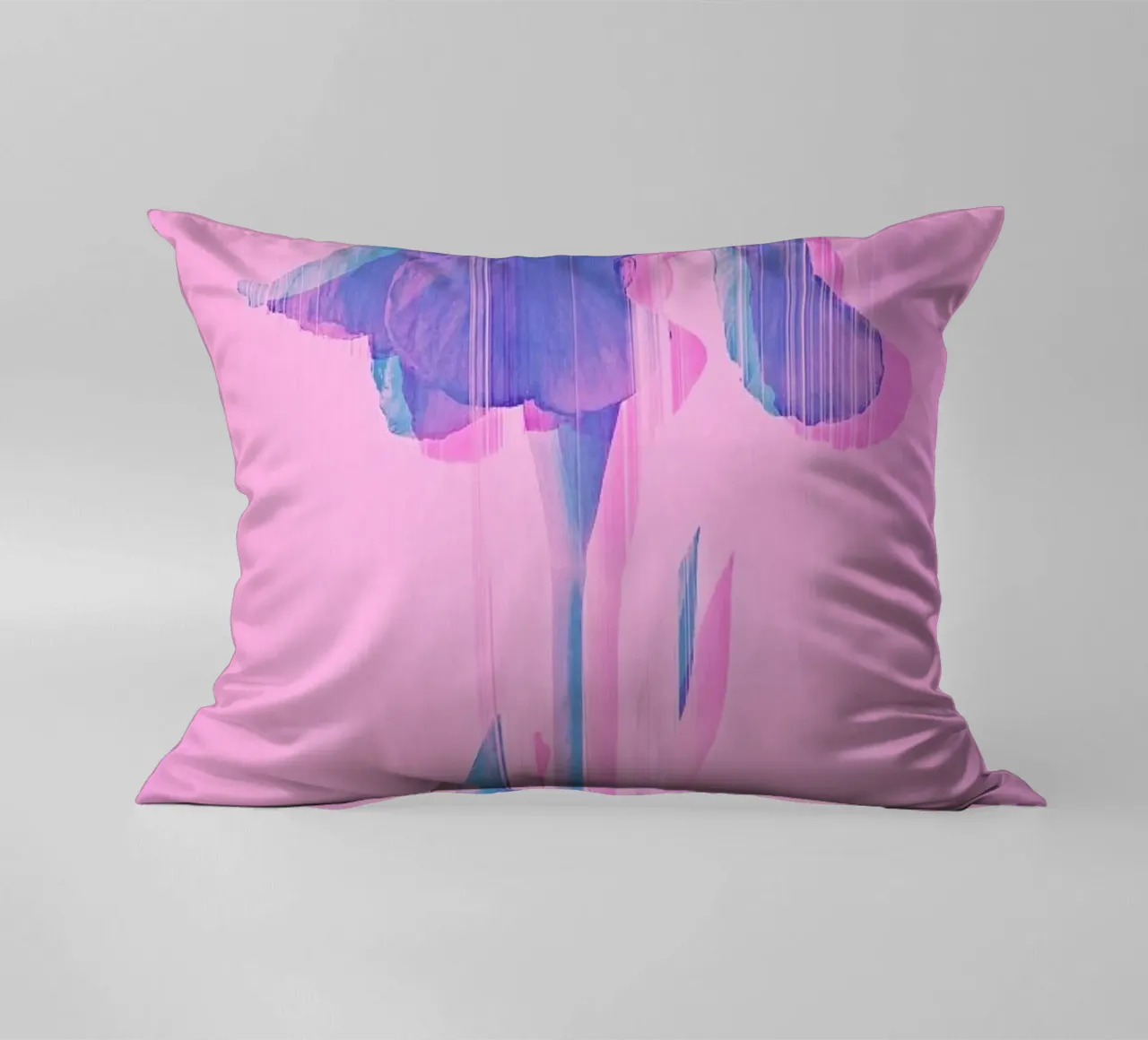 Glitcherd Iris on Pink cuscino da cafelab