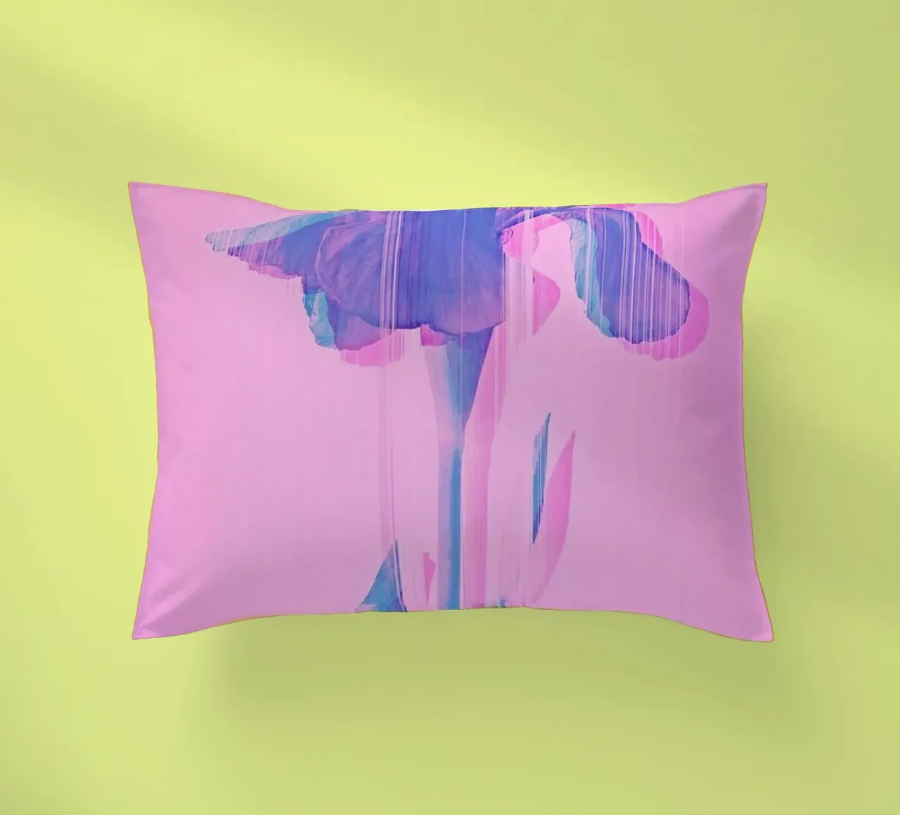 Glitcherd Iris on Pink cuscino da cafelab