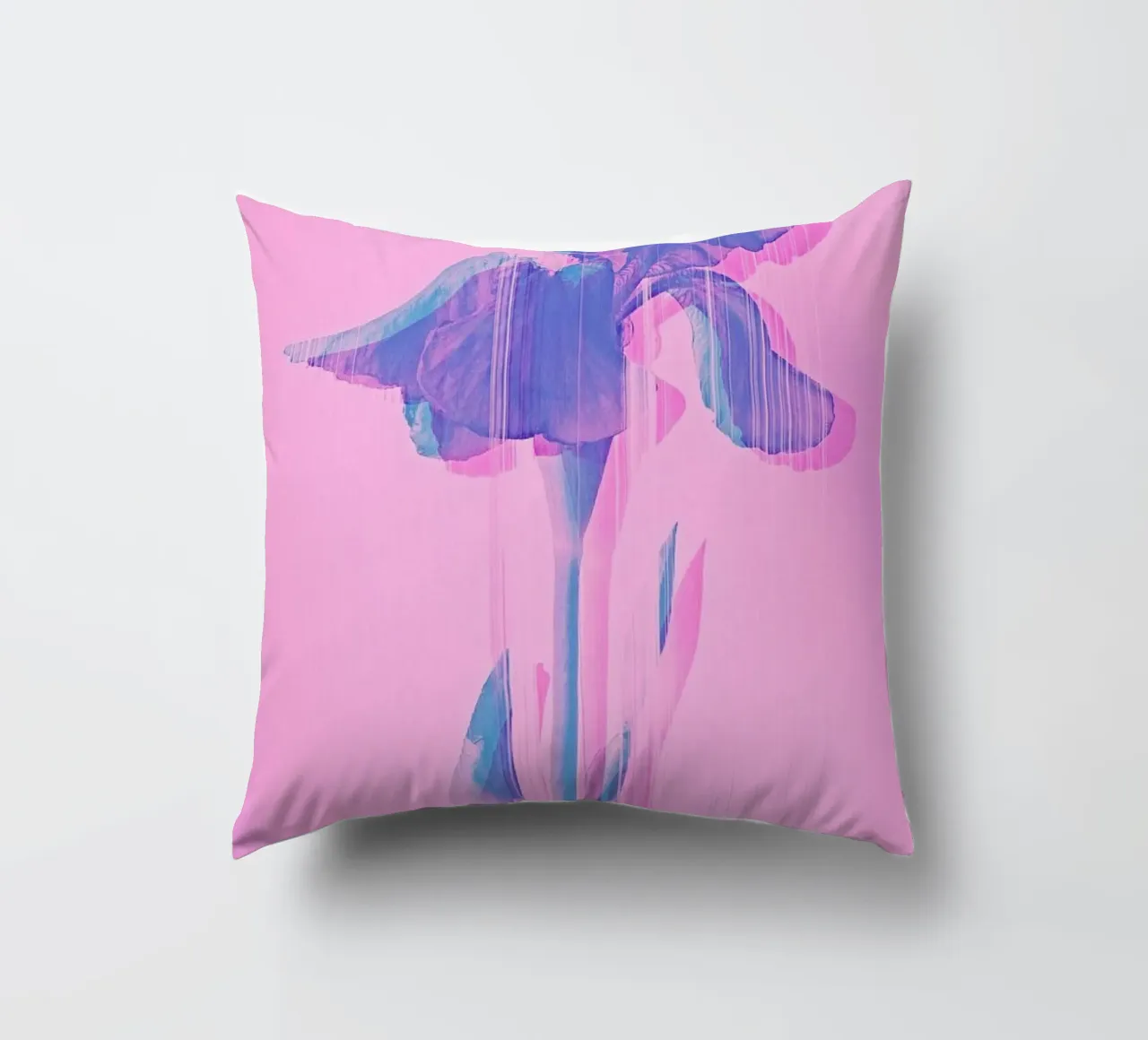Glitcherd Iris on Pink cuscino da cafelab