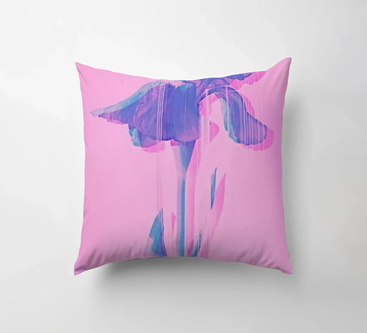 Glitcherd Iris on Pink cuscino da cafelab