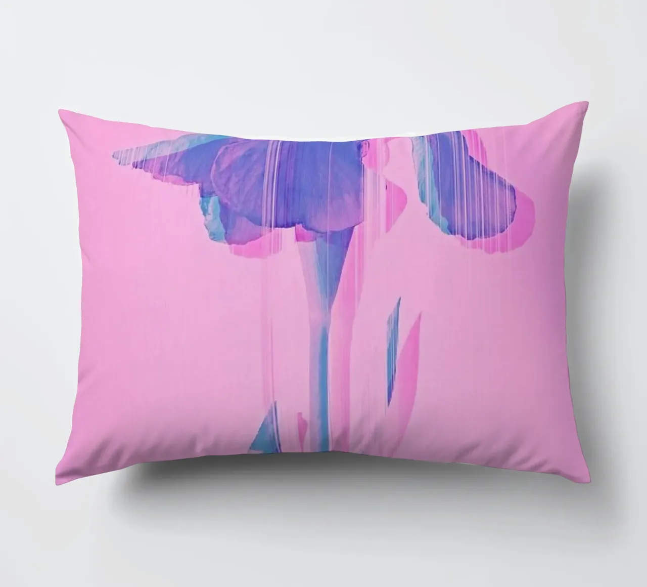 Glitcherd Iris on Pink cuscino da cafelab