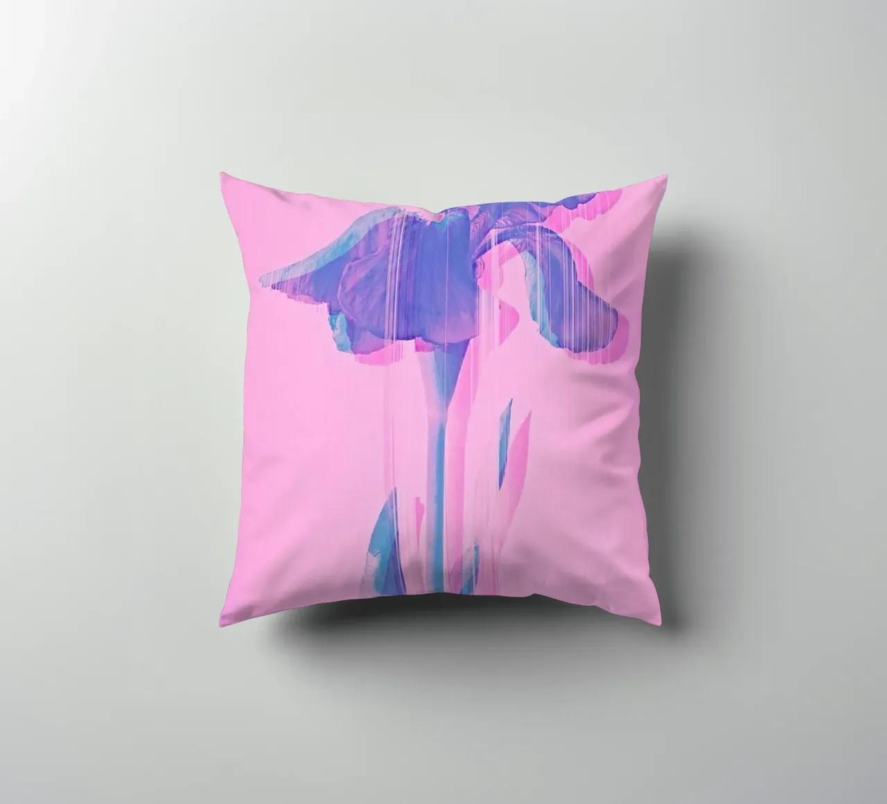 Glitcherd Iris on Pink cuscino da cafelab