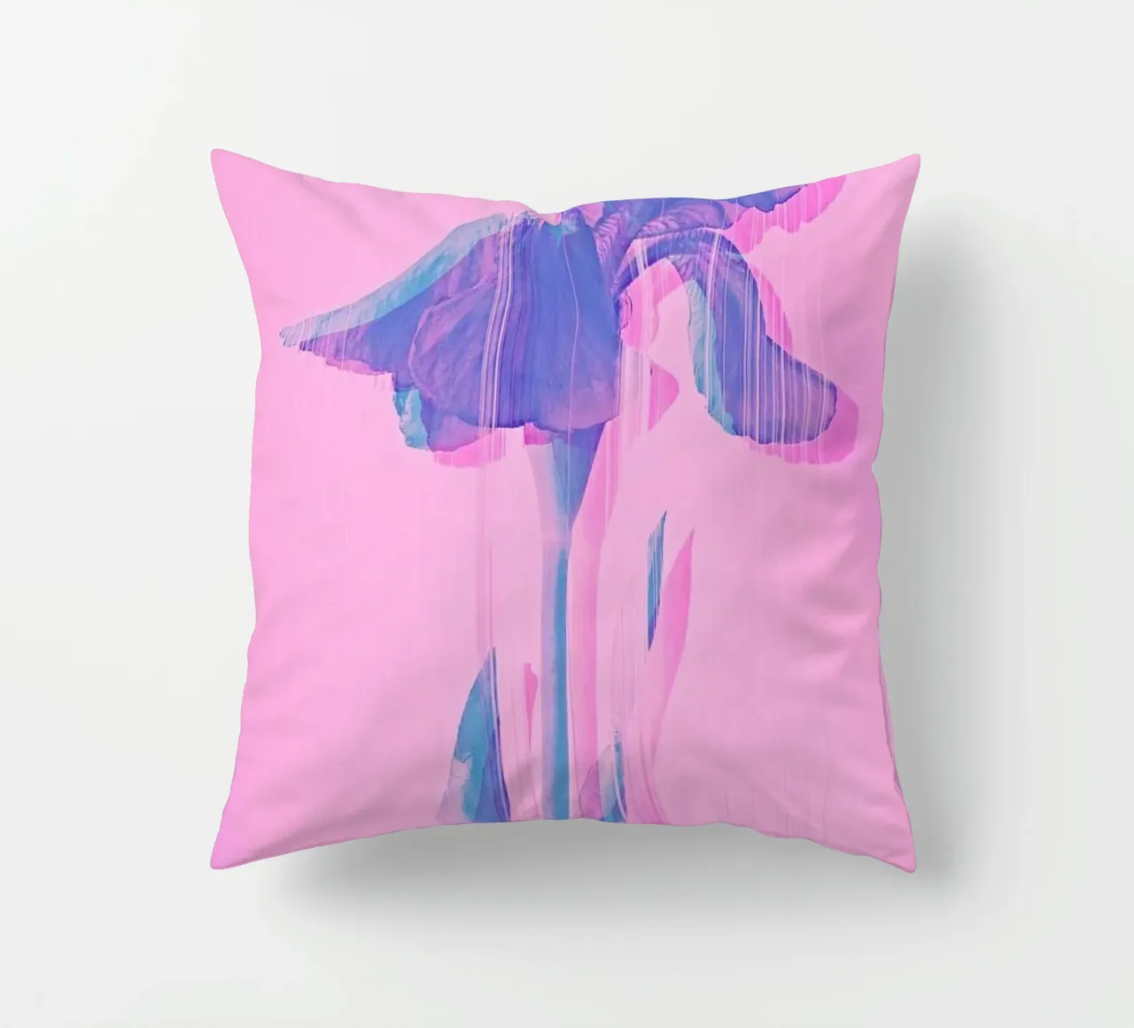 Glitcherd Iris on Pink cuscino da cafelab