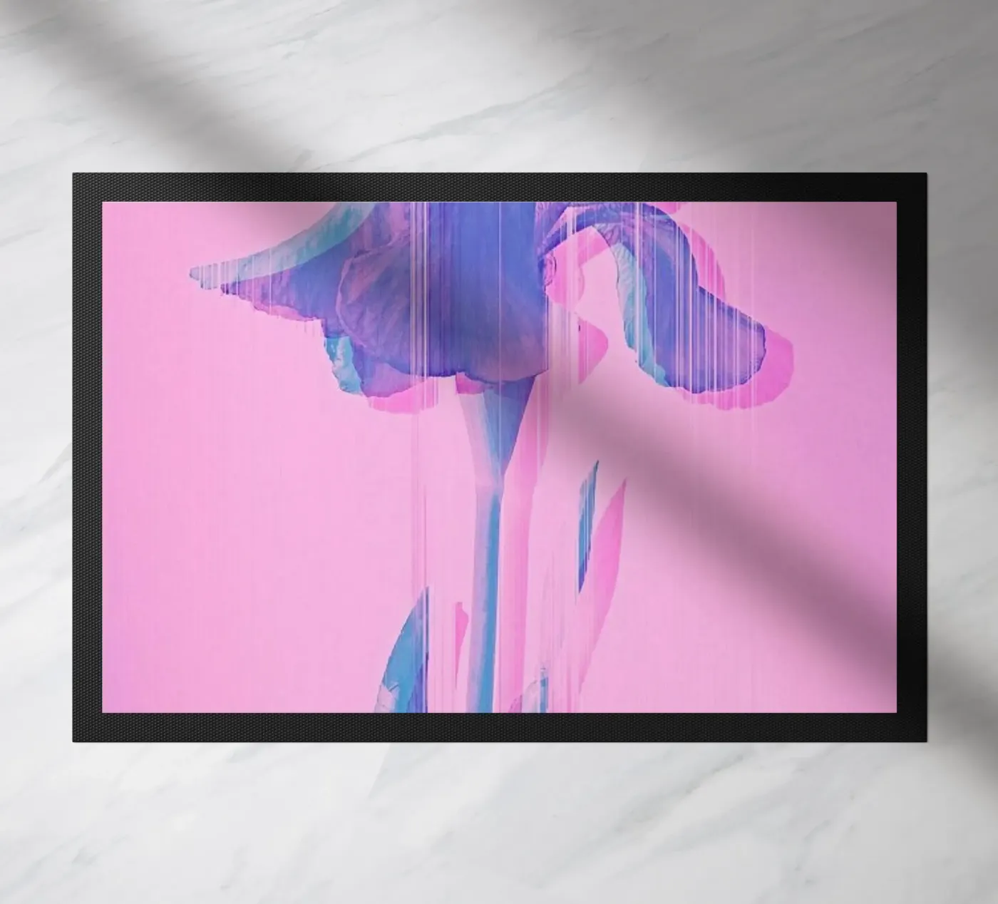Glitcherd Iris on Pink deurmat van cafelab