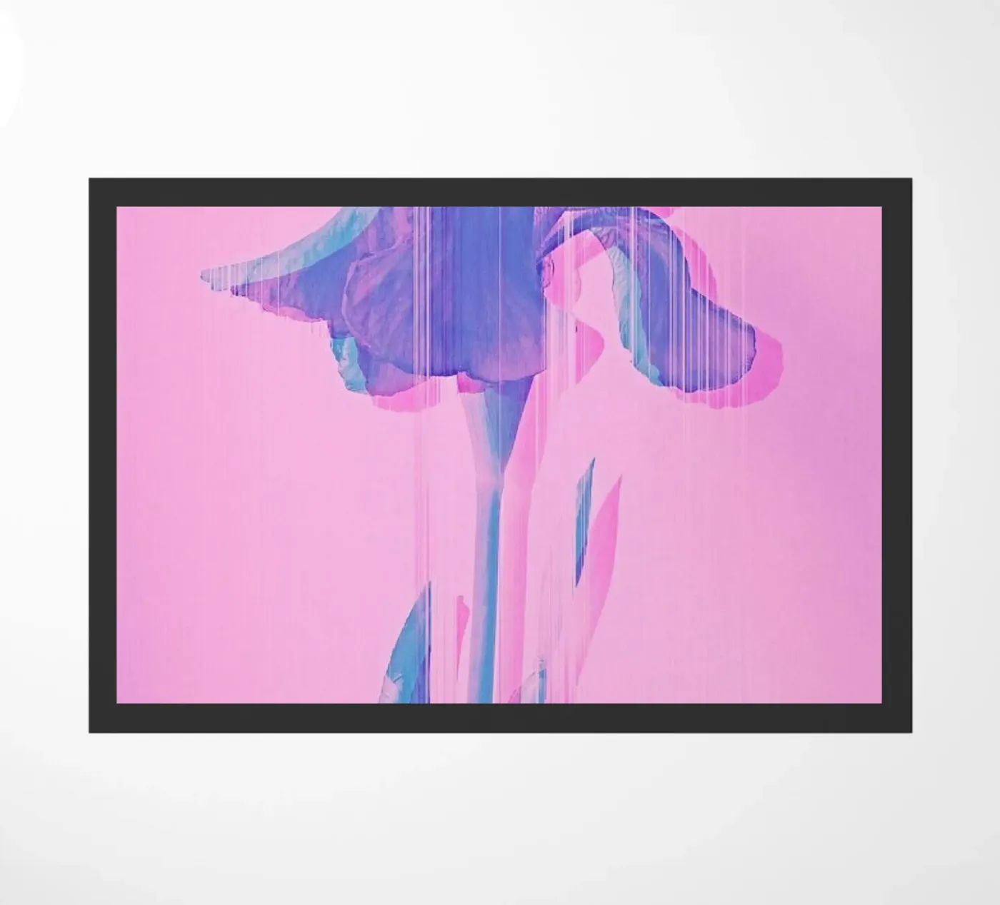 Glitcherd Iris on Pink deurmat van cafelab