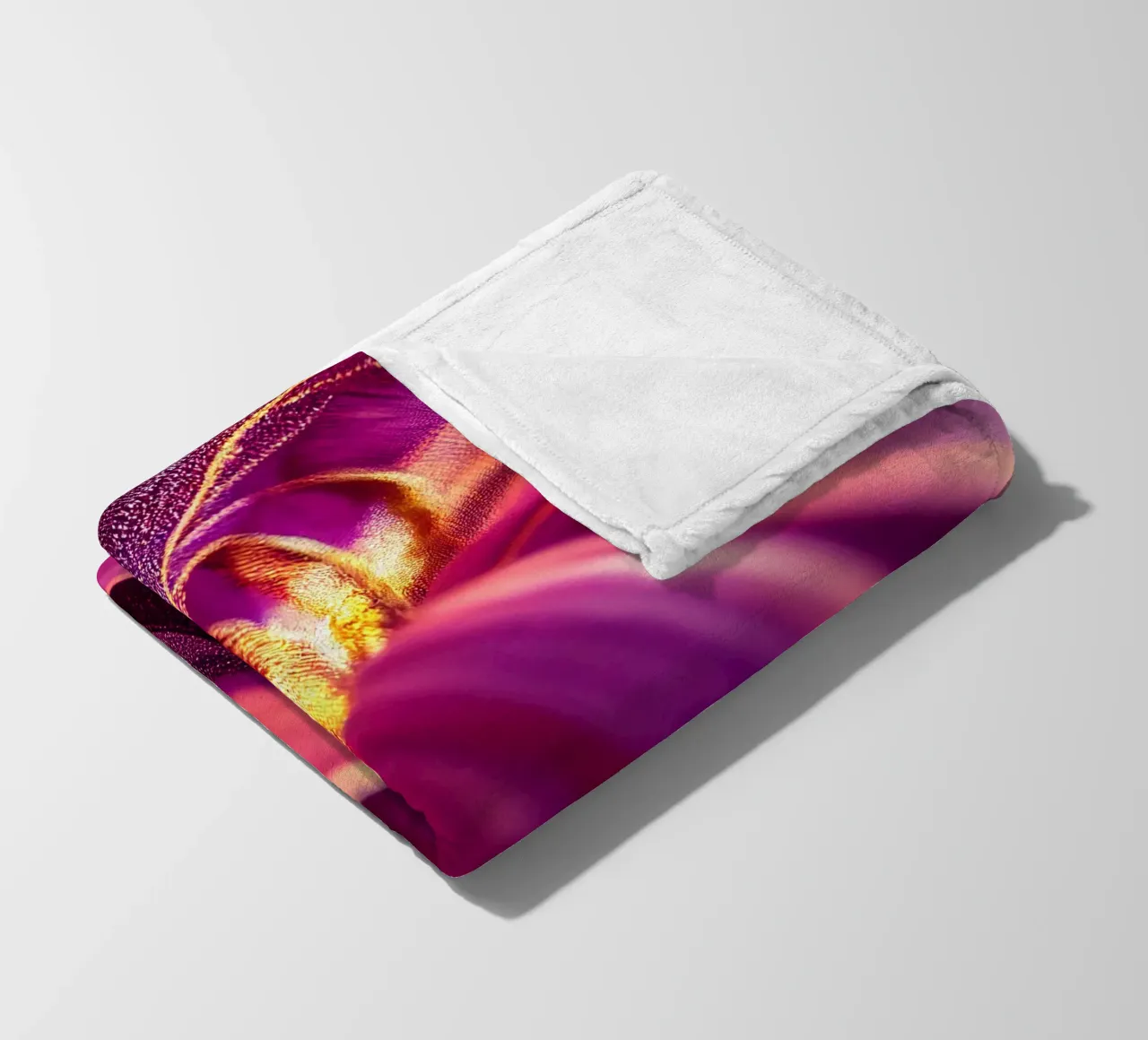 Macro Passiflora viola coperta in pile da Bold Blooms