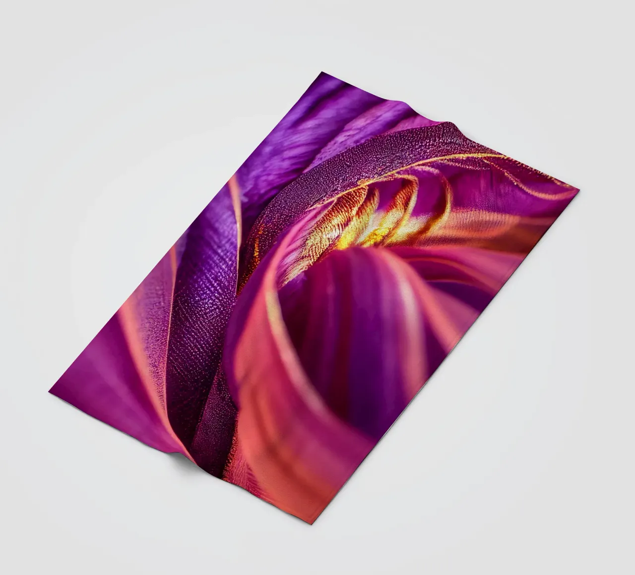 Macro Passiflora viola coperta in pile da Bold Blooms