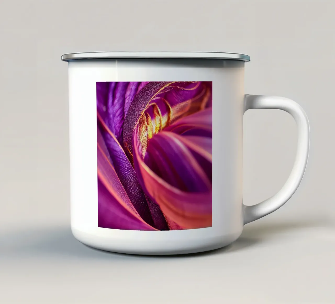 Macro Passiflora viola tazza in smalto da Bold Blooms