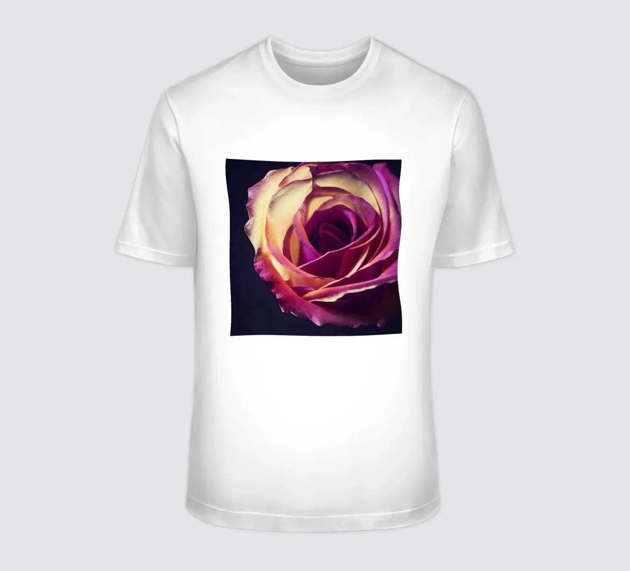 Macro fiore di rosa t-shirt da Bold Blooms