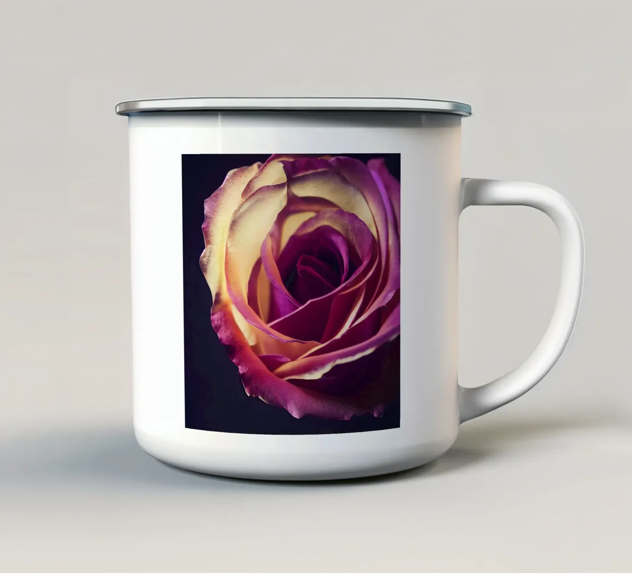 Macro fiore di rosa tazza in smalto da Bold Blooms