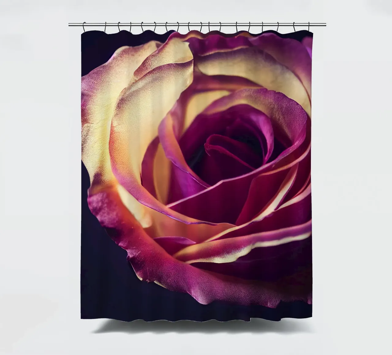 Macro fiore di rosa tenda da doccia da Bold Blooms