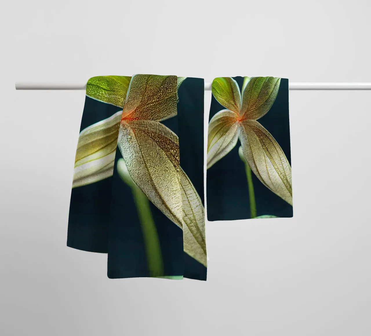 Macro fiore di Shameplant asciugamano da bagno da Bold Blooms