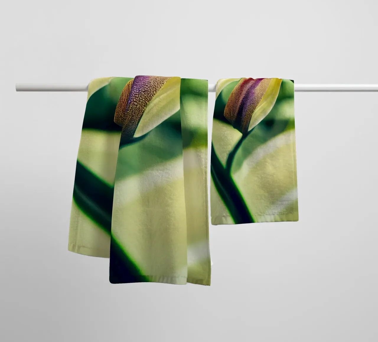 Macro Siroi Lily Flower asciugamano da bagno da Bold Blooms