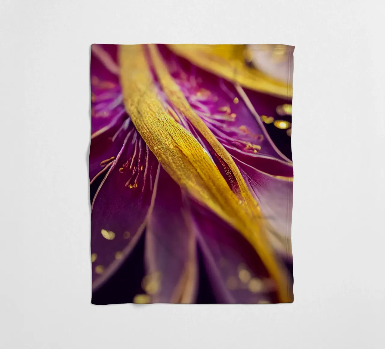Macro fiore di ciliegio spagnolo coperta in pile da Bold Blooms