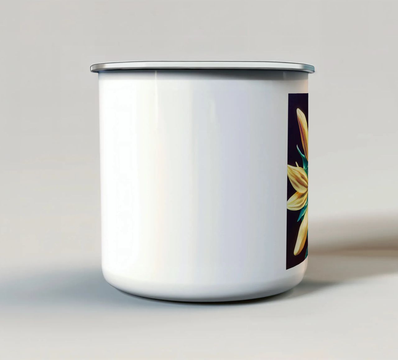 Girasole macro tazza in smalto da Bold Blooms