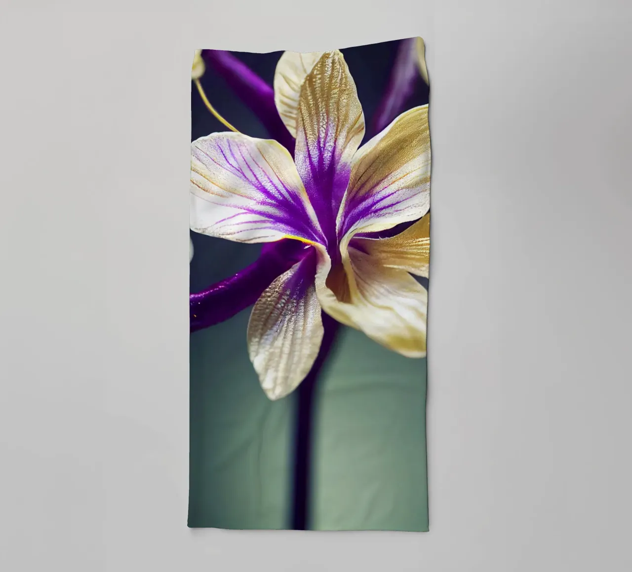 Macro Fiore di violetta asciugamano da bagno da Bold Blooms