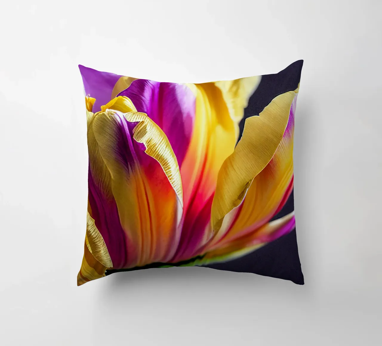 Macro fiore di tulipano cuscino da Bold Blooms