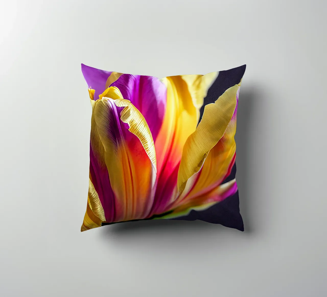 Macro fiore di tulipano cuscino da Bold Blooms