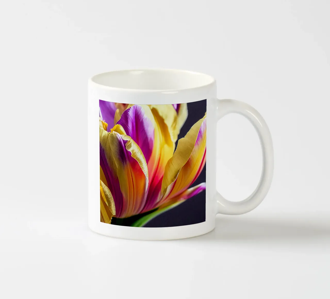 Macro fiore di tulipano tazza in ceramica da Bold Blooms