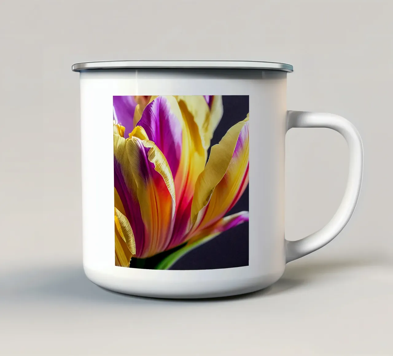 Macro fiore di tulipano tazza in smalto da Bold Blooms