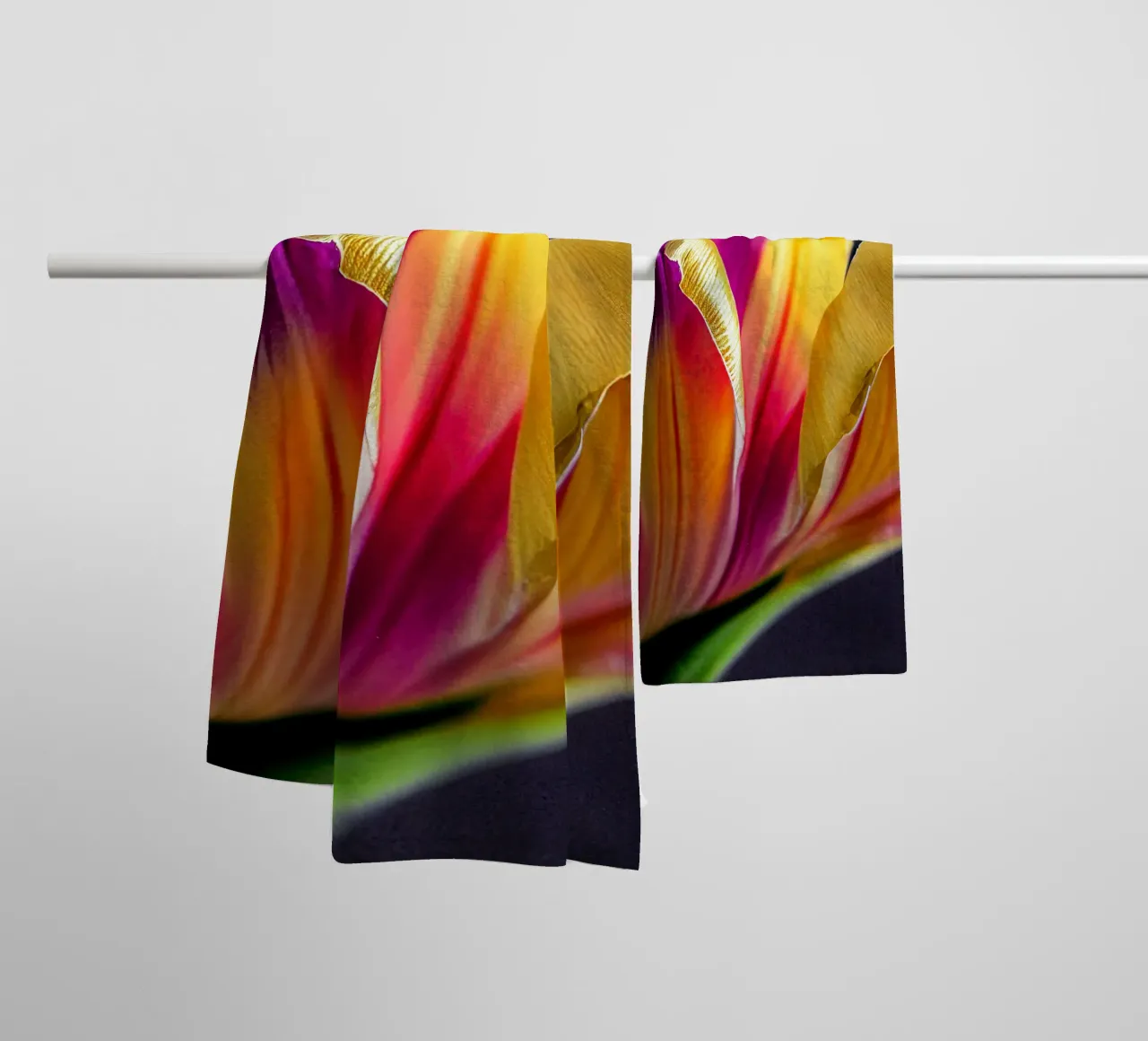 Macro fiore di tulipano asciugamano da bagno da Bold Blooms
